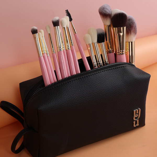 Taarini’s Artistry Arsenal 16 Pcs Professional Makeup Brush Set With Pouch.